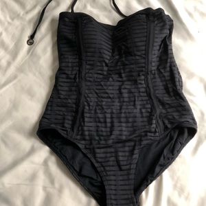 One piece bond-eye bathing suit